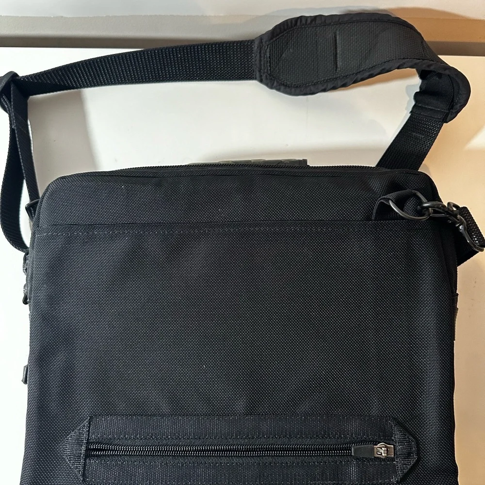 waterfield men’s messenger